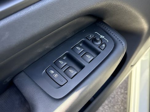 Used 2025 Volvo XC60 B5 Plus image 15