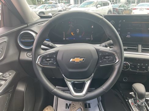 Used 2025 Chevrolet Trax LT w/ LT Convenience Package FWD image 26