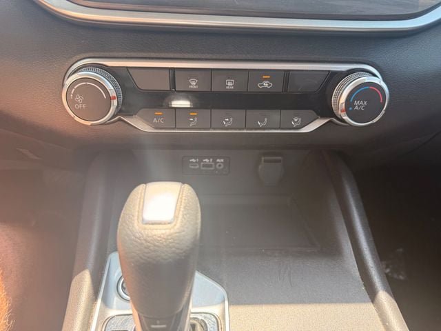 Used 2025 Nissan Altima 2.5 SV FWD image 5