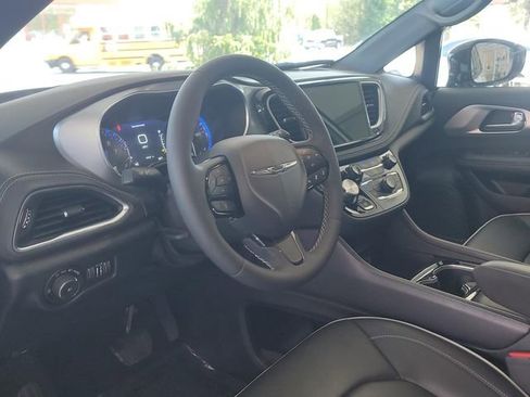 Used 2025 Chrysler Pacifica Limited FWD image 8