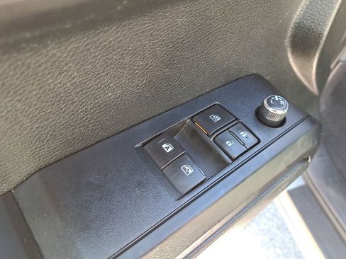 Used 2017 Toyota Tacoma SR image 8