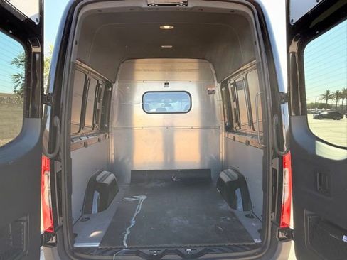 Used 2025 Mercedes-Benz Sprinter 2500 image 37