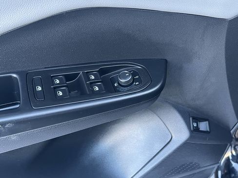 Used 2022 Volkswagen Taos SE image 34