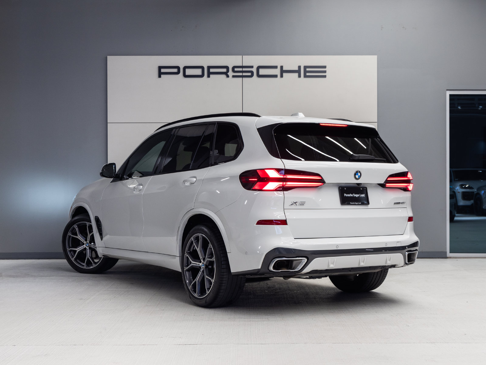 Used 2025 BMW X5 sDrive40i w/ M Sport Package RWD image 3