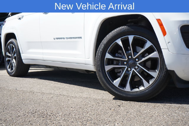 Used 2022 Jeep Grand Cherokee Overland w/ Luxury Tech Group IV AWD/4WD image 11