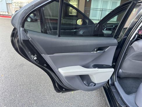 Used 2018 Toyota Camry LE image 33