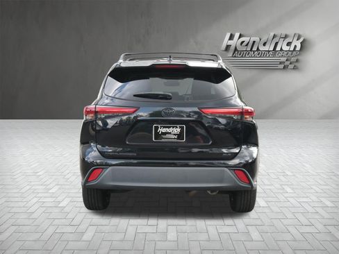 Used 2021 Toyota Highlander XLE FWD image 8