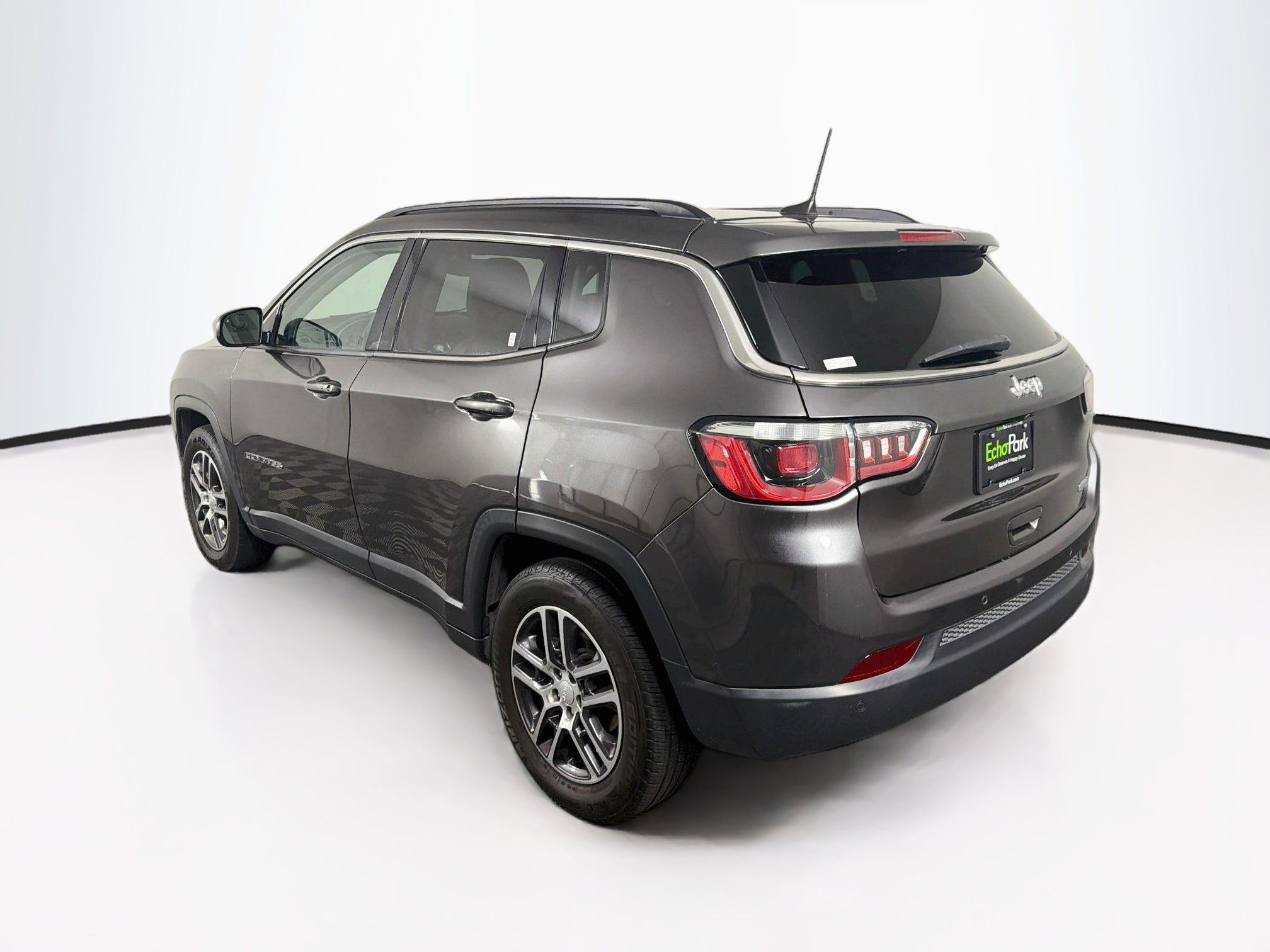 Used 2018 Jeep Compass Latitude w/ Popular Equipment Group FWD image 5