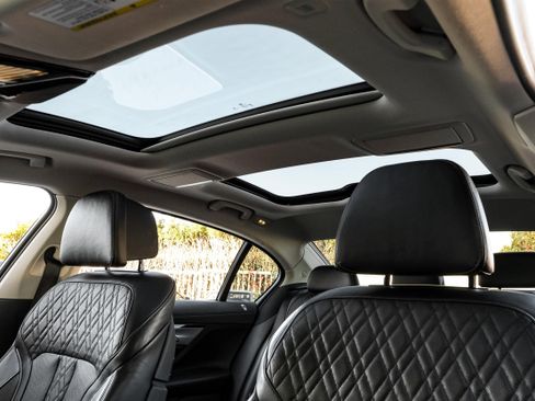 Used 2021 BMW 750i xDrive image 4