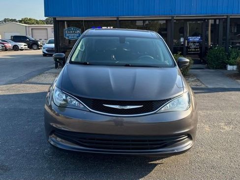 Used 2017 Chrysler Pacifica Touring FWD image 3