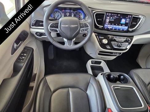 Used 2023 Chrysler Pacifica Touring-L FWD image 11