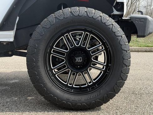 Used 2016 Jeep Wrangler Unlimited Sahara w/ Connectivity Group AWD/4WD image 28