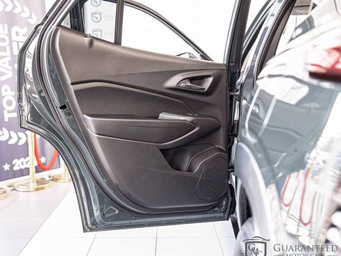 Used 2025 Chevrolet Trax LT w/ Driver Confidence Package FWD image 32
