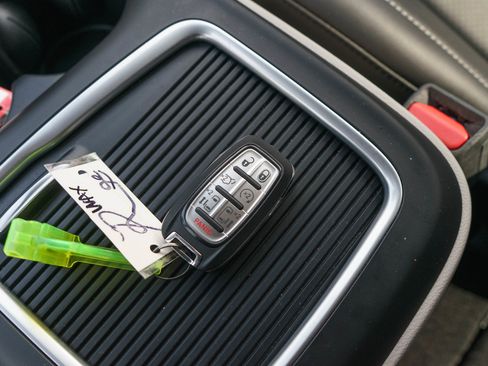 Used 2024 Chrysler Pacifica Touring-L AWD/4WD image 28