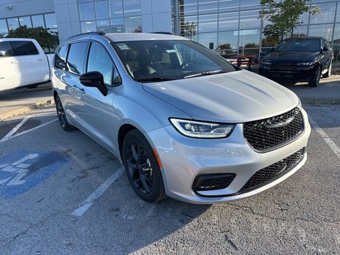 New 2026 Chrysler Pacifica Select image 7