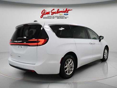Used 2025 Chrysler Pacifica Select FWD image 6