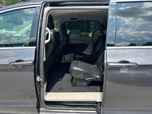 Used 2022 Chrysler Pacifica Touring-L FWD image 12