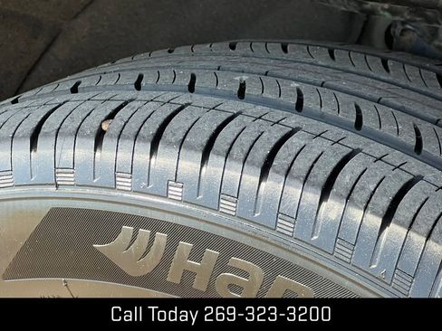 Certified 2023 GMC Terrain SLE w/ Driver Convenience Package AWD/4WD image 9