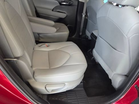 Used 2020 Toyota Highlander XLE AWD/4WD image 26