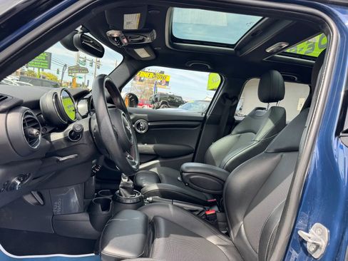 Used 2017 MINI Cooper 4-Door Hardtop image 11