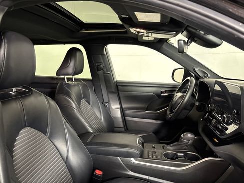 Used 2023 Toyota Highlander XSE FWD image 18