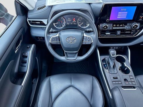 Used 2023 Toyota Highlander XLE AWD/4WD image 10