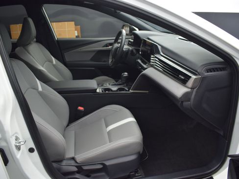 Used 2025 Toyota Camry SE w/ Convenience Package FWD image 10