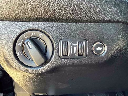 Used 2019 Dodge Challenger SXT RWD image 12