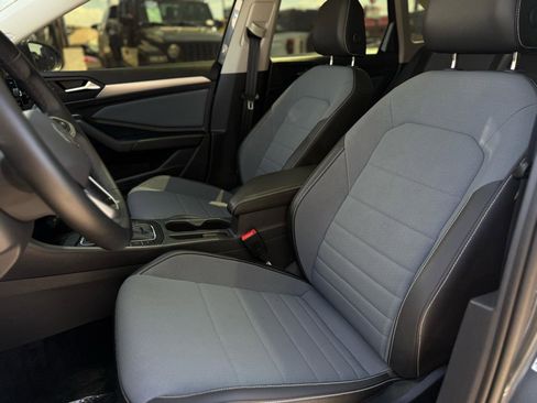 Used 2025 Volkswagen Jetta SE image 12