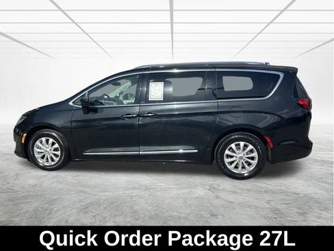 Used 2018 Chrysler Pacifica Touring-L FWD image 8