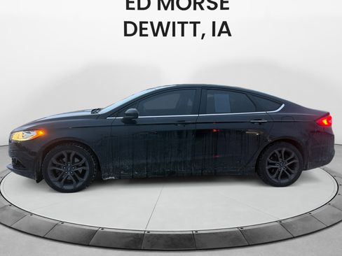 Used 2017 Ford Fusion SE w/ Fusion SE Technology Package image 2