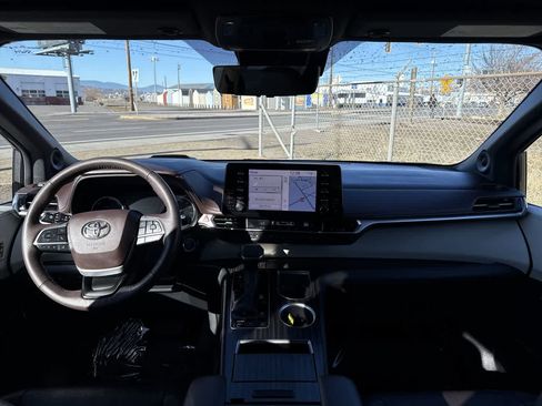 Used 2022 Toyota Sienna Platinum image 16