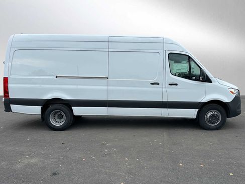 Used 2023 Mercedes-Benz Sprinter 3500 image 2