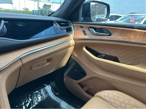 Used 2023 Jeep Grand Cherokee L Summit AWD/4WD image 6