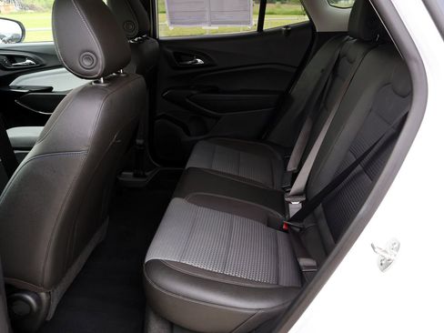 Used 2025 Chevrolet Trax LT w/ LT Convenience Package FWD image 13