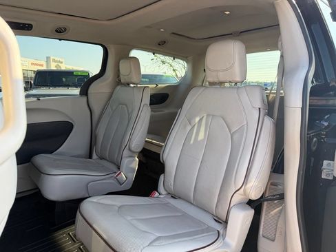 Used 2020 Chrysler Pacifica Limited FWD image 25
