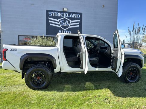 Used 2024 Toyota Tacoma TRD Off-Road image 26