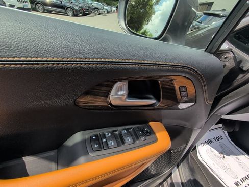 Used 2021 Chrysler Pacifica Pinnacle FWD image 11