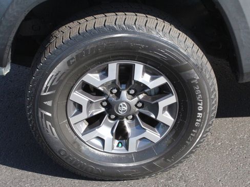 Used 2022 Toyota Tacoma TRD Off-Road AWD/4WD image 11