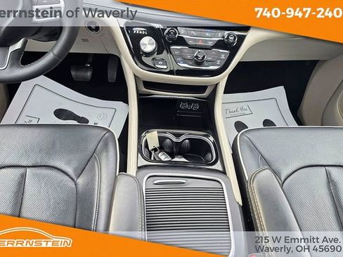 Used 2023 Chrysler Pacifica Limited FWD image 13