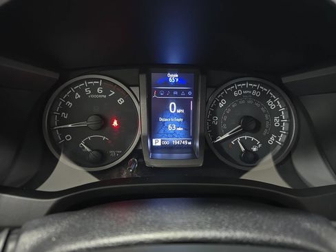 Used 2017 Toyota Tacoma TRD Sport AWD/4WD image 19