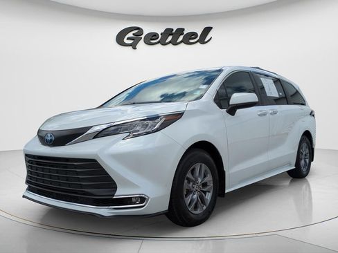 Used 2022 Toyota Sienna XLE FWD image 1