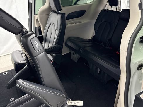 Used 2023 Chrysler Pacifica Touring-L FWD image 32