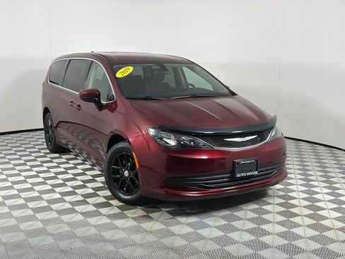 Used 2019 Chrysler Pacifica LX FWD image 2