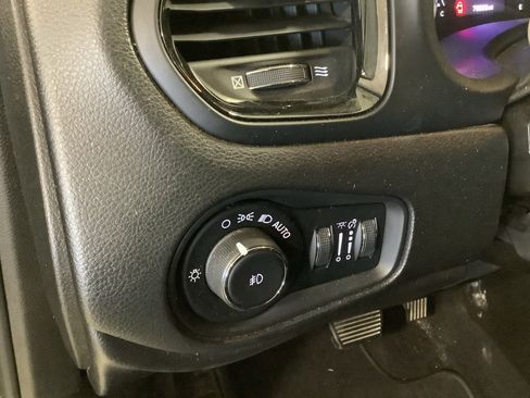 Used 2020 Jeep Renegade Altitude FWD image 8