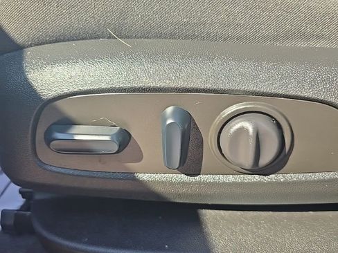 Used 2023 Chevrolet Equinox LT w/ Driver Convenience Package image 16