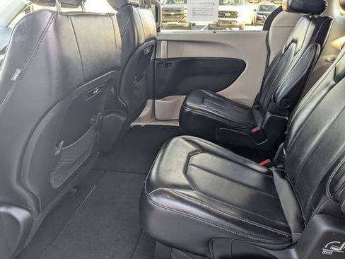 Used 2023 Chrysler Pacifica Touring-L FWD image 29