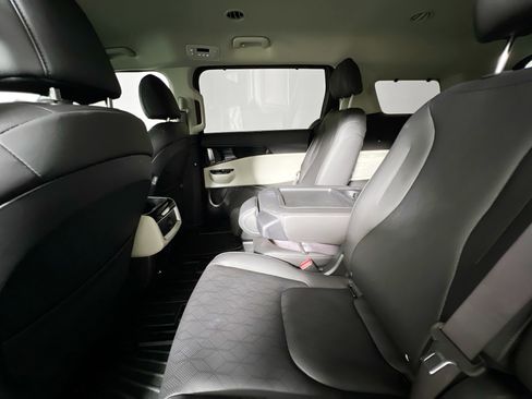Used 2024 Kia Carnival EX image 29