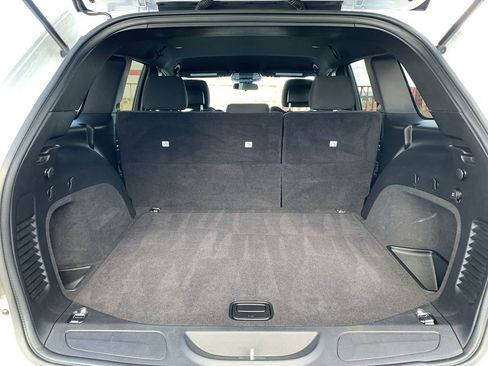 Used 2019 Jeep Grand Cherokee Laredo image 13