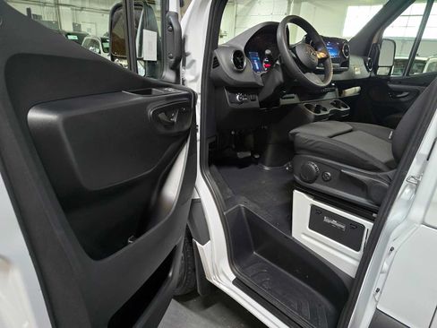 Used 2025 Mercedes-Benz Sprinter 2500 image 23